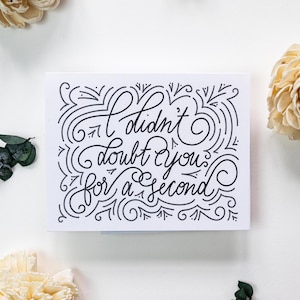 Biglietto d'auguri • Non ho dubitato di te per un secondo • Congratulazioni. Congratulazioni con calligrafia elegante scritta a mano.