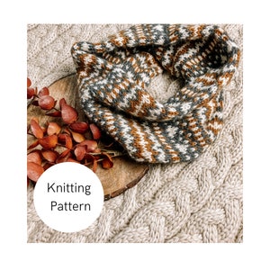Puede incluir: Un cuello de punto con un patrón geométrico marrón, blanco y gris. El cuello está sobre una superficie de punto de color crema. El texto "Knitting Pattern" está escrito en un círculo blanco.