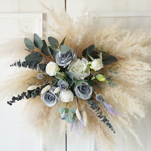 Voûte de mariage bleu, herbe de pampa, arche festonnée, toile de fond de mariage en plein air, arrangement floral d&#39;arche, fleurs d&#39;arche, arche de fleurs en soie
