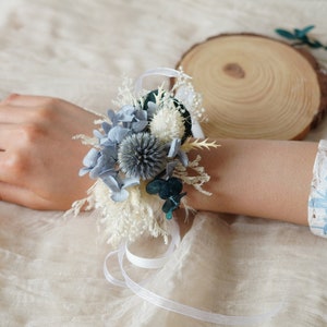 Blue wrist corsage/Bridal wrist flower/Bridesmaid bracelet/Wedding accessories/Pampas grass corsage/Handmade wrist flower/Flower bracelet