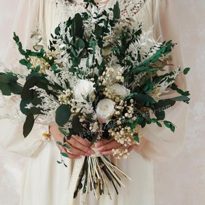 Eukalyptus und weiße Rose Trockenblumen gemischter BlumenstraußWoodland Bouquet / getrocknete Eukalyptus-Hochzeitsblumen / Brautstrauß mit grünem Blatt