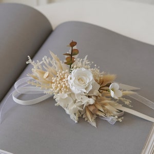 Bouquets de fleurs roses au poignet blancs