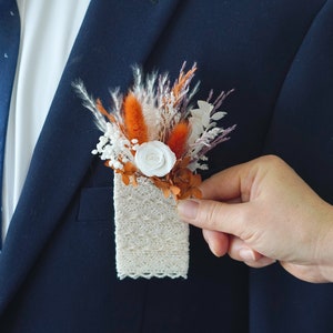Roest + terracotta boutonniere, boutonnière herfstbruiloft, oranjegele bloem, boutonniere, boutonniere, mini gedroogde bloemboeket