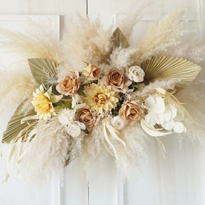 Arche de mariage bohème, herbe de pampa, arche festonnée, toile de fond de mariage en plein air, arrangement d&#39;arche florale, fleurs d&#39;arche, arche de fleurs en soie