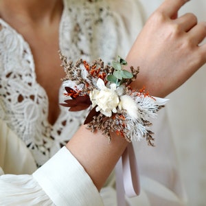 Boutonnière en terre cuite ivoire,Corsage de poignet bohème,Corsages de fleurs séchées,Corsages faits main,Corsages de mariée,Corsages de dames,Accessoires de mariée