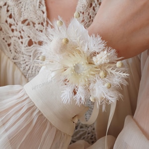 Bouquets de fleurs roses au poignet/Marguerites blanches bouquets de fleurs roses/Marguerites blanches