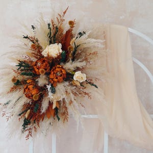 Fiori ad arco in terracotta, fiori ad arco autunnali color arancio ruggine, parete decorativa in erba della pampa, sfondo per matrimonio, arco rustico per matrimonio con fiori secchi