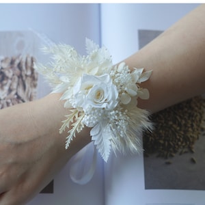 Dry Flower Natural Wrist Corsages, Baby's Breath Corsage Bracelet, Dry  Flowers Bracelet, Handmade Bridesmaid Wrist Corsages, Mother Bracelet 