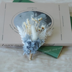 Blauwe boutonnière|Bruiloftscorsages|Pampasgras boutonnières|Gedroogde bloemboeketten|Bruidsjonkers|Blauwe boutonnières|Bruiloftboutonnière