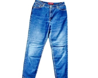 Vintage Levi’s 512 Classic slim fit tapered leg mom jeans