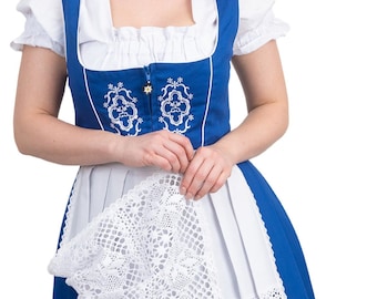 Pode incluir: Uma mulher vestindo um vestido de dirndl azul e branco com detalhes em renda branca e um avental branco. Ela está segurando o avental em suas mãos e olhando para baixo.