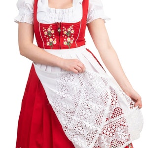 Elegante lange rode dirndlset – echte Duitse elegantie met wit gebloemd Beiers borduurwerk, inclusief Trachtenblouse en wit kanten schort
