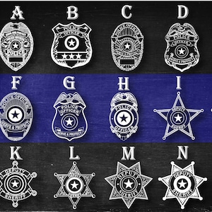 K&ouml;nnte beinhalten: Ein Schwarzwei&szlig;bild mit 15 verschiedenen Designs f&uuml;r Polizei- und Sheriff-Abzeichen. Die Abzeichen sind mit den Buchstaben A bis O beschriftet. Die Abzeichen haben alle einen &auml;hnlichen Stil, mit einem Stern in der Mitte und einem Kreis darum herum. Einige der Abzeichen haben Text um den Kreis herum, wie z. B. "Police Officer" oder "Deputy Sheriff".