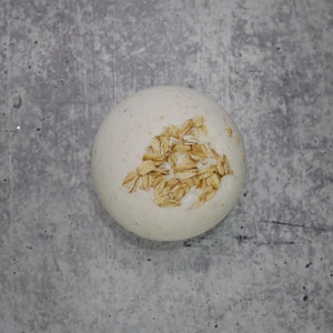 Oatmeal Milk and Honey Large Bath Bomb | Color Surprize