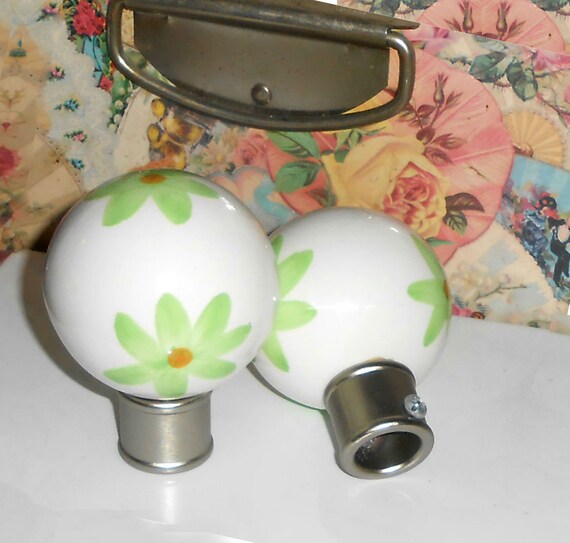 Vintage Curtain Finials Rod Ends Cafe White Ceramic Daisies Green