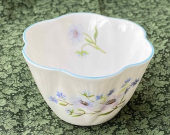 Shelley Blue Rock suikerpot sierlijke vorm 3,25" witblauw bloemen 13591