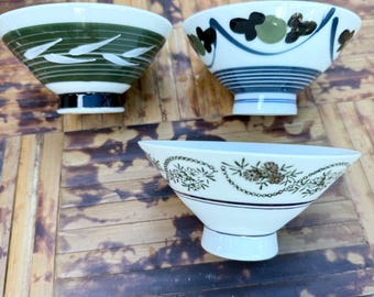 Surtido de 3 cuencos de arroz japoneses con estampados florales y de rayas, pintados a mano.
