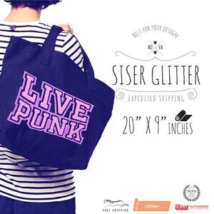 Puede incluir: Una bolsa de lona azul marino con un dise&ntilde;o de plancha de purpurina rosa que dice "LIVE PUNK". La bolsa mide 20 pulgadas por 9 pulgadas. La imagen tambi&eacute;n incluye el texto "Siser Glitter" y "Env&iacute;o acelerado".