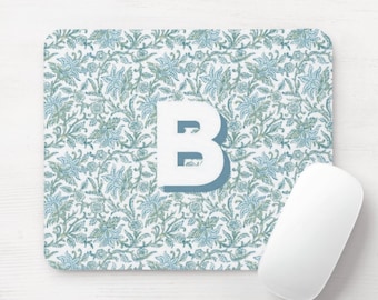 Tappetino per mouse personalizzato Claire Block Print, rotondo o rettangolare, monogrammato blu e verde