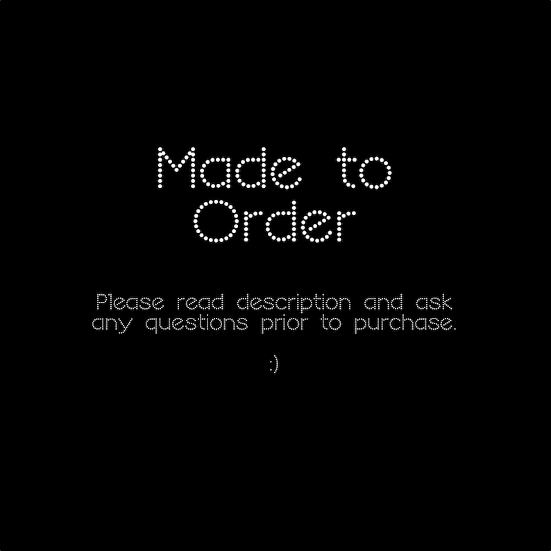 Puede incluir: Texto sobre un fondo negro que dice "Hecho a pedido" y "Por favor, lea la descripci&oacute;n y haga cualquier pregunta antes de comprar. :)"