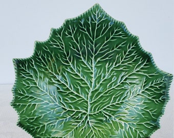 Plato de hoja verde de mayólica, hermosa hoja verde detallada con venas,