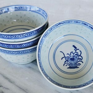 Cuencos de arroz/sopa de flores chinas de porcelana vintage con ribete de ojos de arroz, hechos en China, cuencos de flores azules y blancas de grano de arroz,