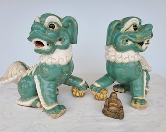 Perros Foo de porcelana vintage pintados a mano, leones guardianes de estilo moderno de mediados de siglo.