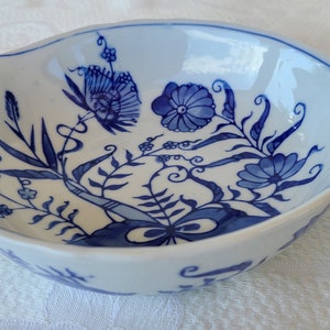 Vintage Blue Onion Vienna Woods Round Serving Dish By Seymour Mann, White Porcelain Background With The Blue Onion Pattern,