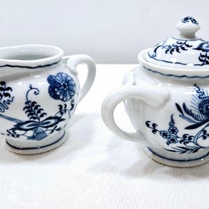 ヴィンテージ ブルー ドナウ 磁器 シュガーボウルとクリーマーセット、青と白の花の渦巻き模様と玉ねぎデザインの日本製磁器、