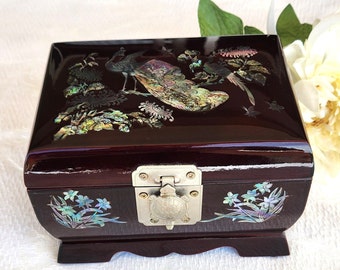 Vintage koreanische Musik-Schmuckschatulle mit eingelegtem Abalone- und Perlmuttbild von Pfauen, Schmetterlingen und Chrysanthemen, Schildkrötenverschluss