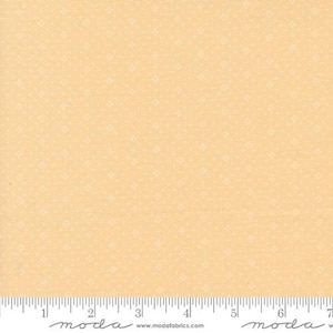 Peut inclure: Un tissu jaune pâle avec un motif blanc répétitif de petits motifs en forme de losange. Le tissu est présenté avec une règle pour l'échelle.