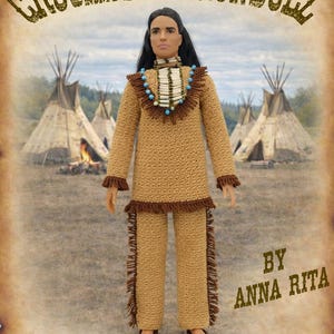 Può includere: Bambola vestita con un completo all'uncinetto color beige con frange e finiture marroni, che ricorda un abito nativo americano. La bambola ha lunghi capelli neri e una collana di perline. Lo sfondo presenta teepee e il testo "CROCHETFASHIONDOLL" e "NATIVE AMERICAN".