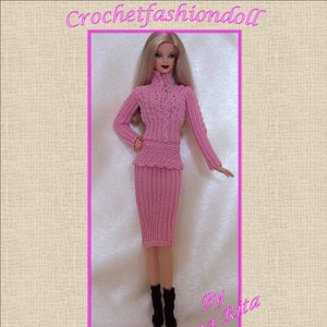 Pode incluir: Um conjunto de jaqueta e saia de crochê rosa para uma boneca. O conjunto é feito com um padrão de ponto delicado e apresenta uma saia justa e uma jaqueta de manga comprida. O texto "Crochet fashion doll by Anna Rita" e "Jacket and skirt for model muse" é visível na imagem.