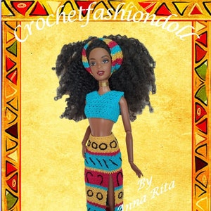 Può includere: Un abito per bambola all'uncinetto in stile africano. L'abito comprende una canotta turchese e una gonna multicolore con una fessura. La bambola ha la pelle marrone scuro, i capelli neri ricci e indossa una fascia multicolore. Il testo "Africa" e "Di Anna Rita" è visibile nell'immagine.