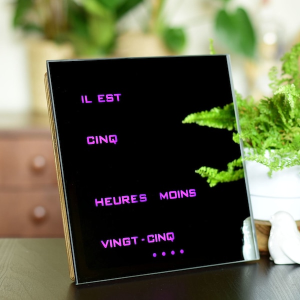 Veelkleurige Franse Woordklok - spiegel RGB geleide klok, houten elektronische klok, moderne houten klok, bureau clook, horloge à mots