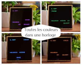 Français Horloge de mot multicolore - Horloge de RGB de led, horloge électronique en bois, horloge en bois moderne, clook de bureau