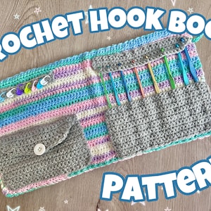 Puede incluir: Patrón de crochet para un libro de agujas de crochet con una bolsa de crochet gris con cierre de botón, una bolsa de crochet a rayas con múltiples ranuras para agujas y una fila de marcadores de punto.