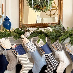 Calcetines navideños personalizados, calcetines navideños artesanales de herencia, decoración navideña azul marino y marfil, calcetín navideño estilo casa de campo francesa, personalizados