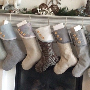 Hellblaue Türkis Weihnachtsstrümpfe, Personalisierte Weihnachtsstrümpfe, Sandige off white Strümpfe, Geschenk Socken, Moderne Weihnachten