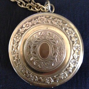 Vintage Gold Tone Enamel Locket with Chain M391-4 image 3