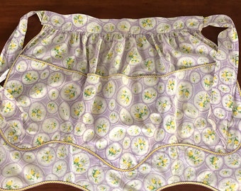 Vintage Purple and White Cotton Apron with Yellow Roses and Deep Pockets, 1950s