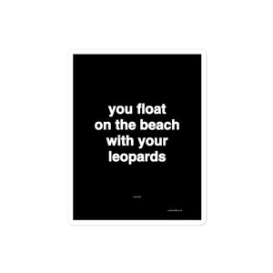 Könnte beinhalten: Schwarzweißer Text auf schwarzem Hintergrund mit der Aufschrift "you float on the beach with your leopards".