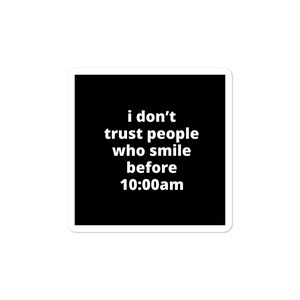 Puede incluir: Una pegatina cuadrada con fondo negro y texto blanco. El texto dice: "i don't trust people who smile before 10:00am". La pegatina tiene un borde blanco.