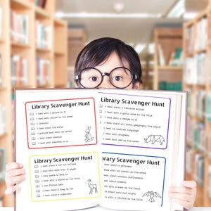 Peut inclure: Un enfant dans une biblioth&egrave;que tient un livre ouvert &agrave; une page avec une liste de chasse au tr&eacute;sor. La liste comprend des t&acirc;ches comme trouver un livre avec un pirate, un livre avec une recette et un livre avec le nom d'une fille dans le titre. Le livre est ouvert &agrave; une page avec une liste de chasse au tr&eacute;sor. La liste comprend des t&acirc;ches comme trouver un livre avec un pirate, un livre avec une recette et un livre avec le nom d'une fille dans le titre.
