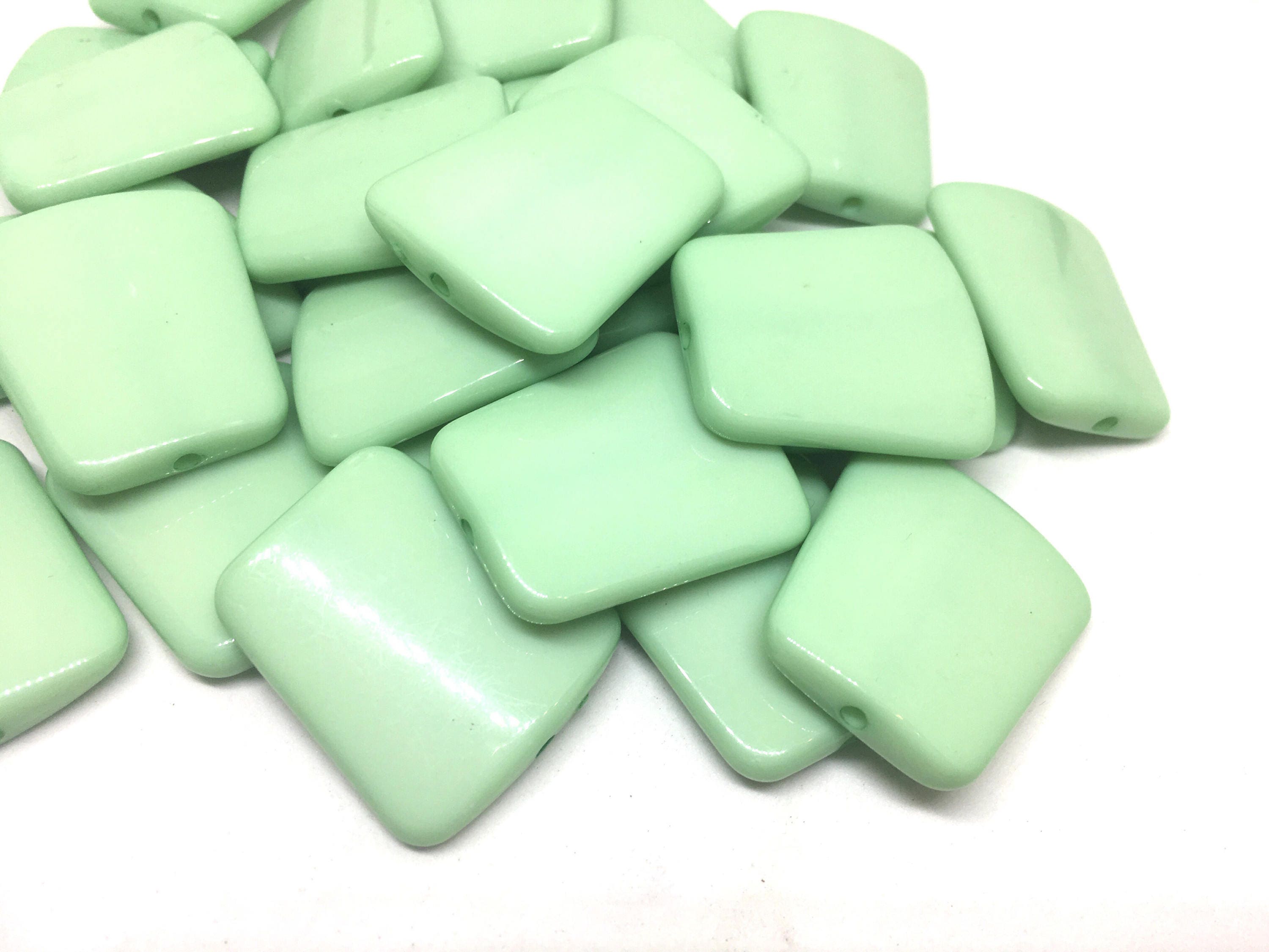 33 mm Steinimitat in grün 2 große Acrylperlen 33 mm Steinimitat in grün 2 große Acrylperlen