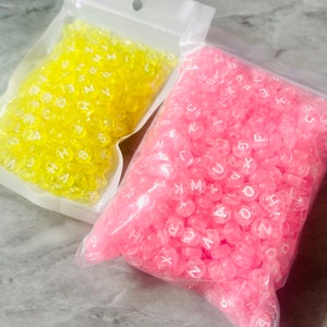 Bolsas de abalorios con 2 letras, dijes para hacer joyas, dijes con el alfabeto, joyas con nombre, joyas con monogramas, cuentas con letras con monogramas de color rosa, amarillo y blanco