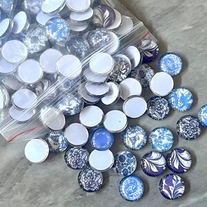 VENTA Lote de 200 piezas Pendientes de círculo de vidrio de 12 mm, fabricación de joyas de aretes de plata azul blanco, flor floral de acetato de resina de cuentas de 200 piezas
