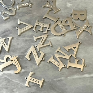VENTA AL MAYOR alfabeto A-Z Charms, charms de plata femenina, amuletos de amistad de pulsera de cadena, amuletos del alfabeto carta de liquidación de venta