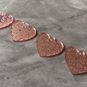 Corazones con estampado de leopardo, cuentas acrílicas recortadas con láser de 30 mm para pendientes, collares y colgantes, un orificio en la parte superior, espacios en blanco para bricolaje en rosa ruborizado