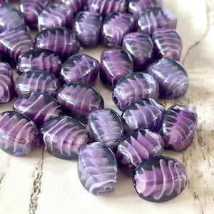 Joyería vintage de los años 80 con cuentas de vidrio en forma de remolino morado de 20 mm, ideal para hacer brazaletes y collares, con tubo ovalado de piedra color morado oscuro y berenjena.